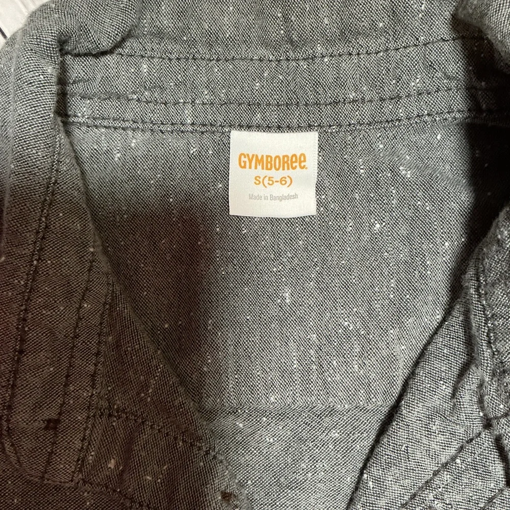Gymboree boy’s button down gray shirt. Size S(5-6).